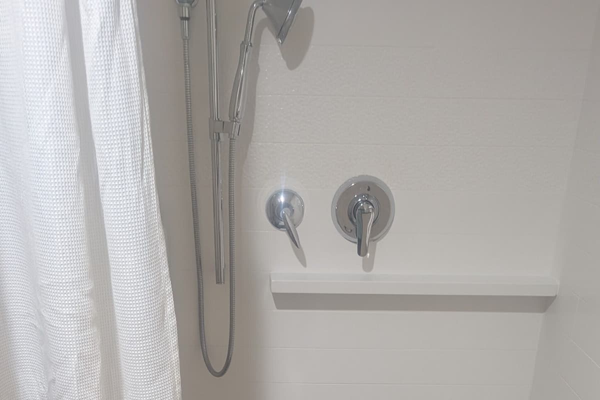 Room, 1 King Bed, Non Smoking (Mobility Accessible, Roll-in Shower) | Bathroom