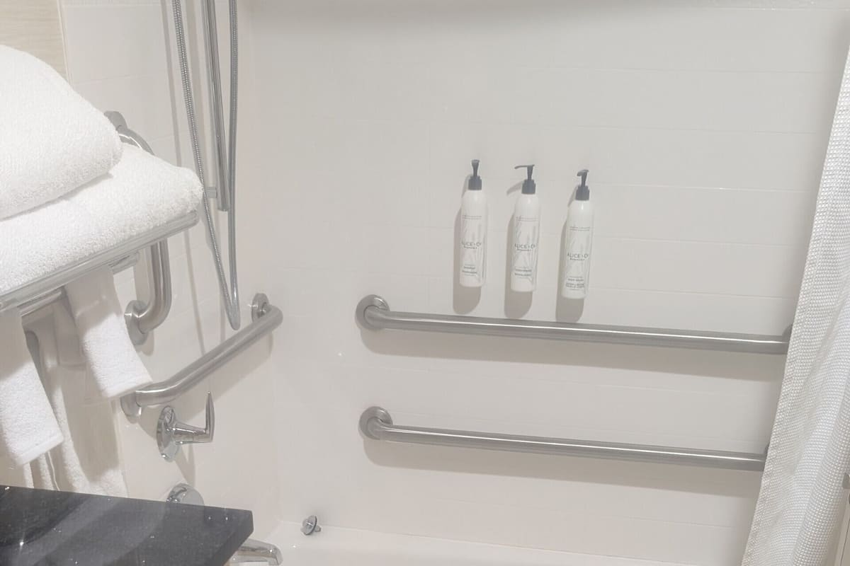 Room, 2 Queen Beds, Non Smoking (Mobility Accessible, Tub) | Bathroom