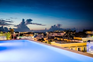 2 outdoor pools
