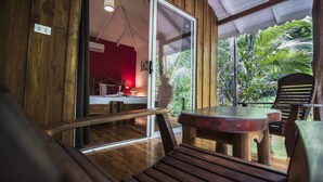 A wooden interior with a bed, a table, and chairs. - Hotel El Pequeño Gecko Verde (Sámara)