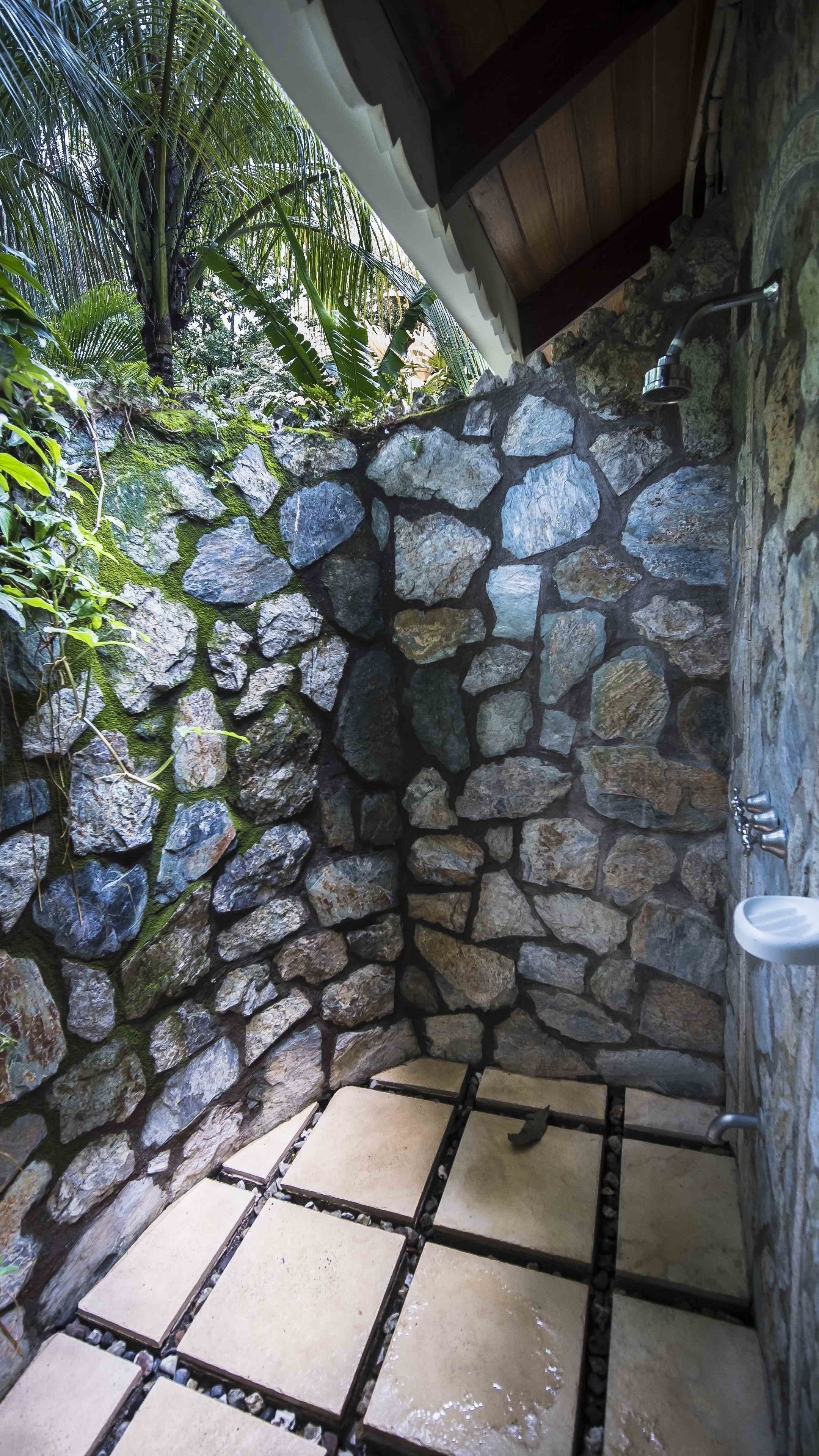 Shower, rainfall showerhead, free toiletries, hair dryer