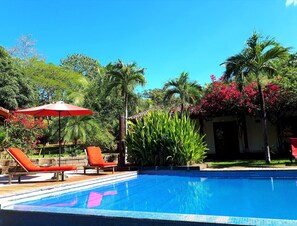 Habitación doble superior, 1 cama de matrimonio grande, patio, vistas a la piscina | Piscina | Una piscina al aire libre (de 07:00 a 19:00), sombrillas, tumbonas