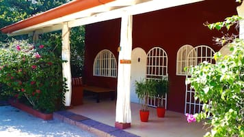 Kamar Double Superior, 1 Tempat Tidur King, patio, pemandangan kolam renang | 1 kamar tidur, seprai premium, tempat tidur Select Comfort, dan brankas