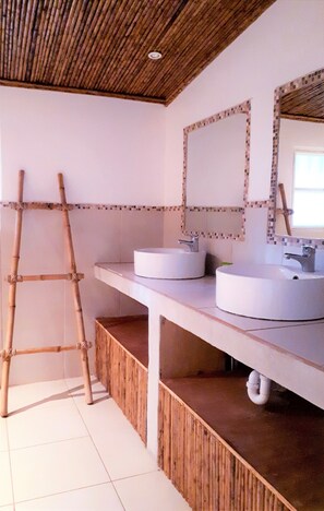 Habitación Confort doble, terraza, vistas al jardín | Baño | Ducha, artículos de higiene personal gratuitos y secador de pelo