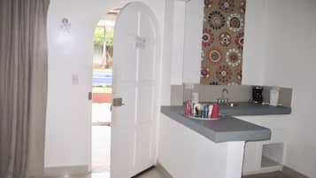 Kamar Double Superior, 1 Tempat Tidur King, patio, pemandangan kolam renang | Dapur kecil pribadi | Lemari es kecil, mesin pembuat kopi/teh, dan ketel listrik