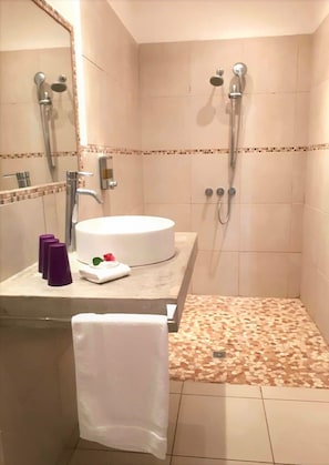 Standard Double Room, Terrace, Garden View | Bathroom | Shower, free toiletries, hair dryer, towels - Casa Mapache B&B (Tamarindo)