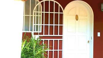 Kamar Double Superior, 1 Tempat Tidur King, patio, pemandangan kolam renang | 1 kamar tidur, seprai premium, tempat tidur Select Comfort, dan brankas