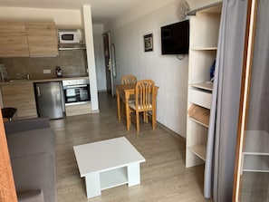 Estúdio, 1 quarto, terraço, vista para a baía | Área de estar | TV de tela plana 32 polegadas com canais digitais, TV