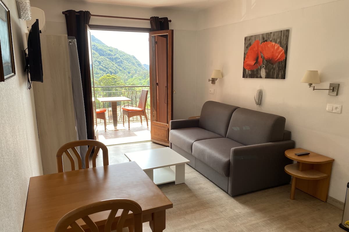 Studio, 1 Schlafzimmer, Terrasse, Buchtblick | Wohnbereich | 32-Zoll-Flachbildfernseher mit Digitalempfang, Fernseher