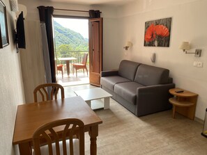 Studio, 1 Bedroom, Terrace, Bay View | Living area