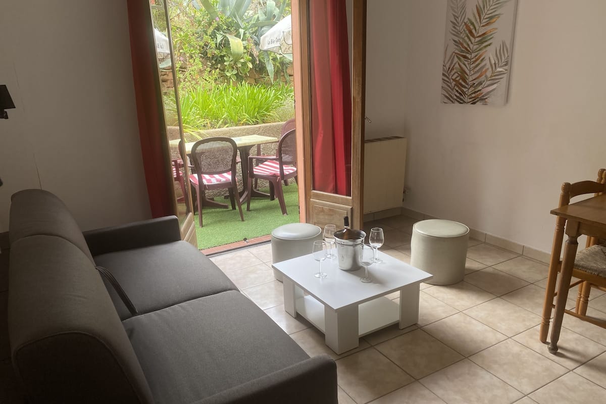 Apartment, 1 Schlafzimmer, Terrasse, Gartenblick | Wohnbereich | 32-Zoll-Flachbildfernseher mit Digitalempfang, Fernseher