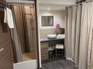 Apartamento, 2 quartos, para não fumantes | Cofres nos quartos, escrivaninha, quartos à prova de som