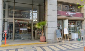 Interior entrance - Departamentos Torre San Isidro (Santiago)