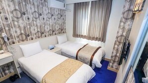 A hotel room with two beds, a window with curtains, a patterned wall, and a blue carpet. - Da San Tong Hotel (Chiayi City)