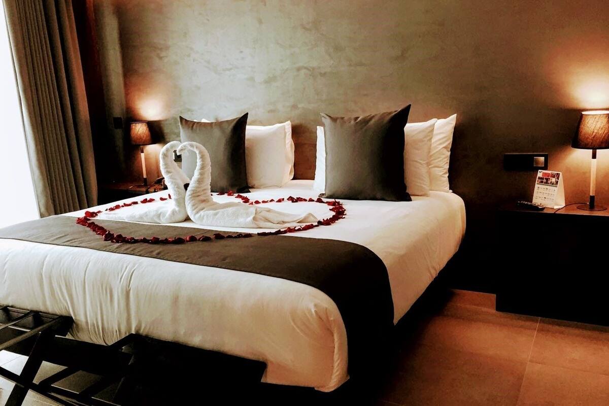 Suite | Ropa de cama de alta calidad, minibar, caja fuerte y escritorio