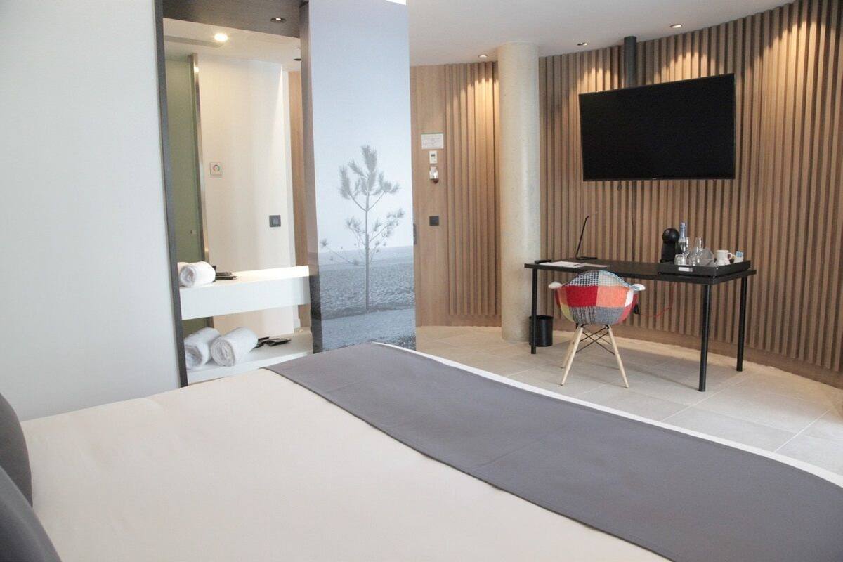 Habitación Deluxe | Ropa de cama de alta calidad, minibar, caja fuerte y escritorio