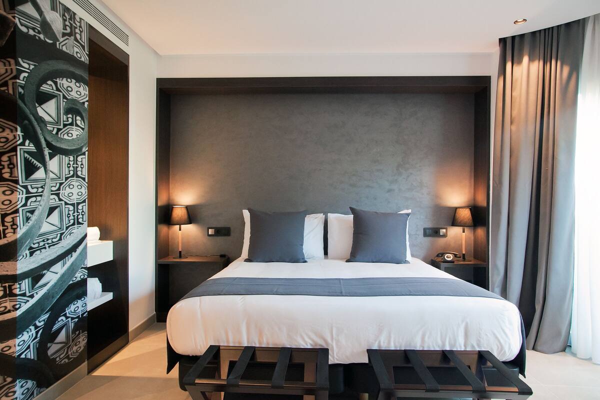 Ropa de cama de alta calidad, minibar, caja fuerte y escritorio