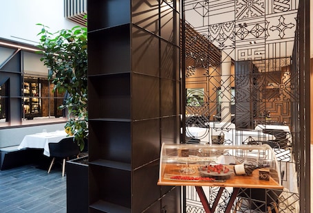 Breakfast, lunch, dinner and brunch served . Vila Arenys Hotel