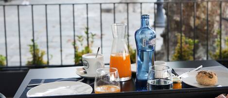 Serves breakfast, lunch and dinner