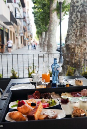 Serves breakfast, lunch, and dinner