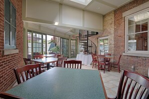 Free daily continental breakfast 