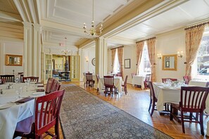 Lunch and dinner served, American cuisine - The Lincklaen House (Cazenovia)