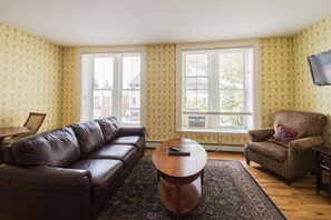 Suite, 1 Queen Bed, Jetted Tub | Living area