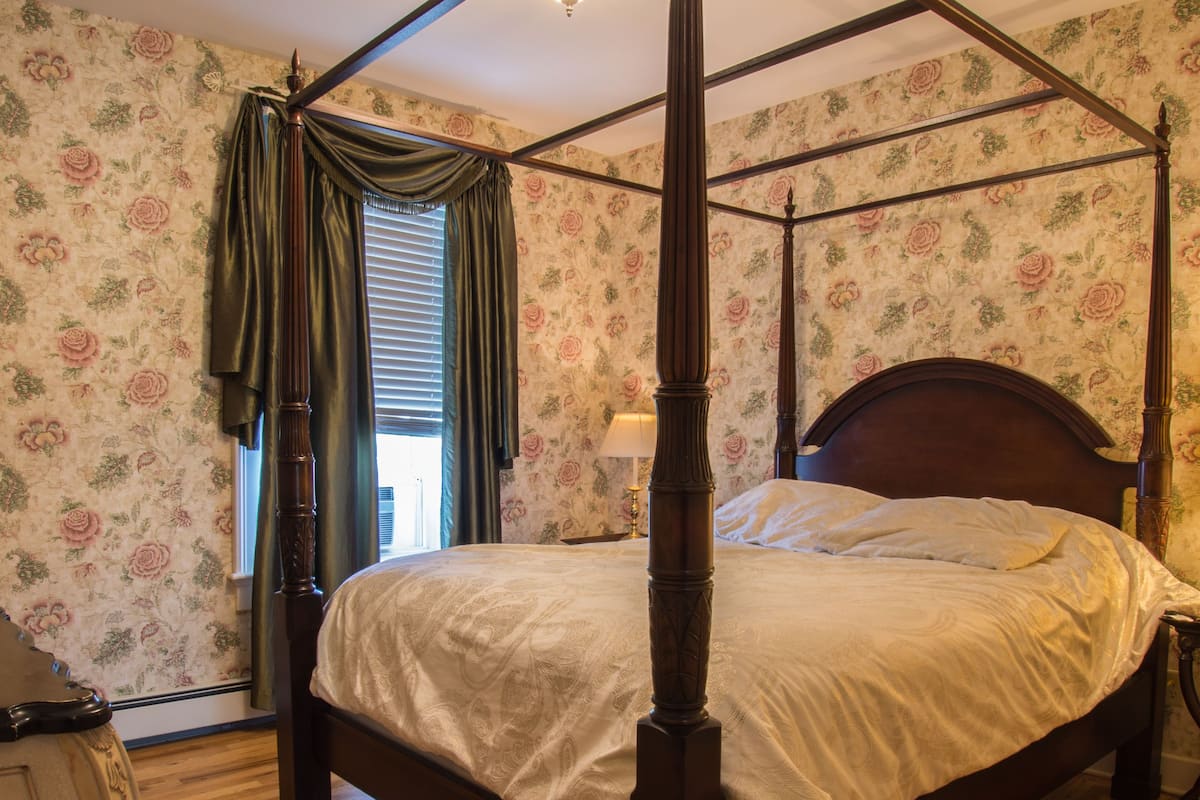 Suite, 1 Queen Bed, Jetted Tub | Iron/ironing board, WiFi (free), individually decorated