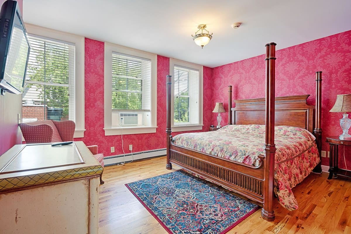 Suite, 1 King Bed, Jetted Tub | Iron/ironing board, WiFi (free), individually decorated