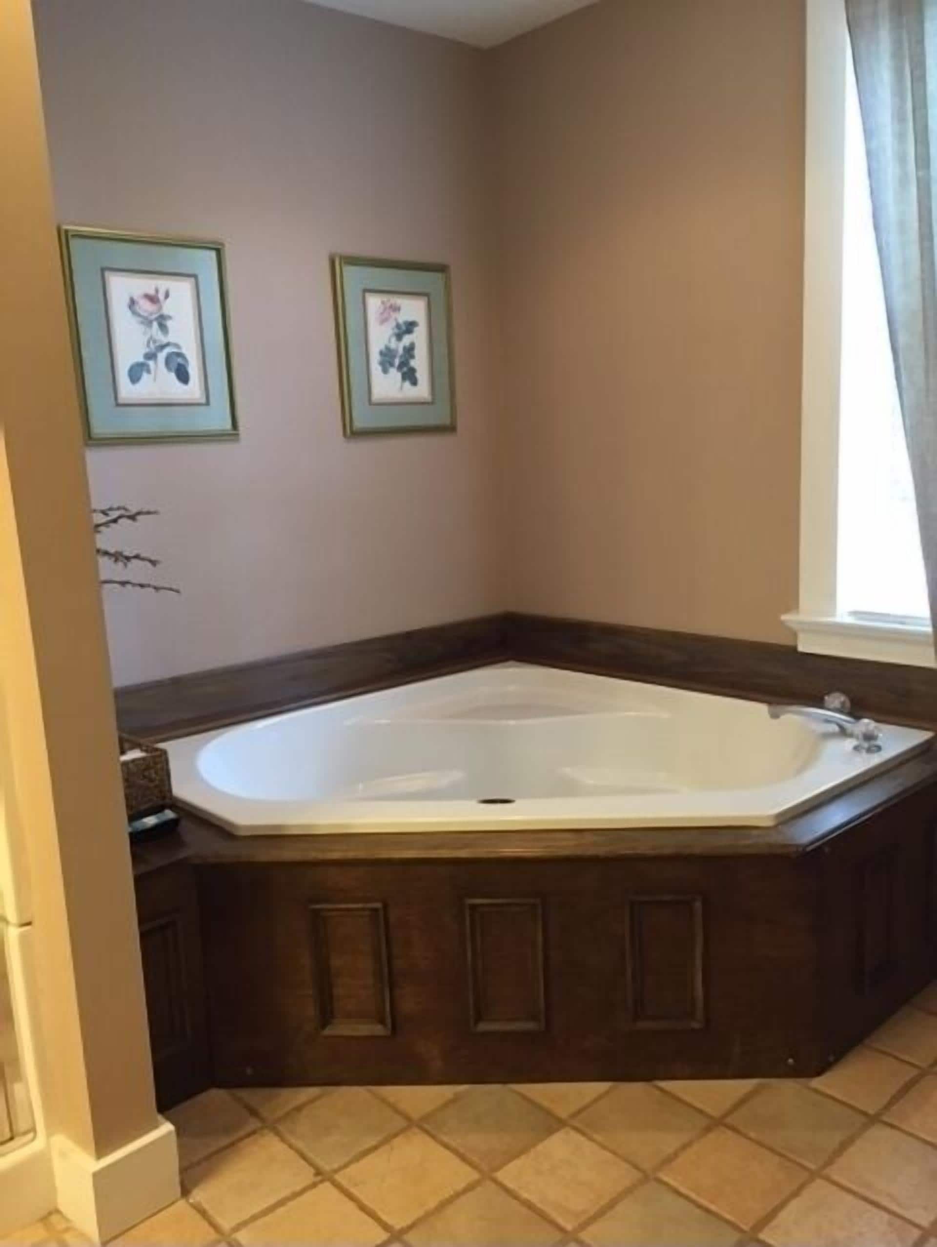 suite, 1 queen bed, jetted tub | jetted bathtub