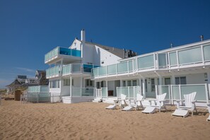 On the beach - Blue - Inn on The Beach (Newbury)