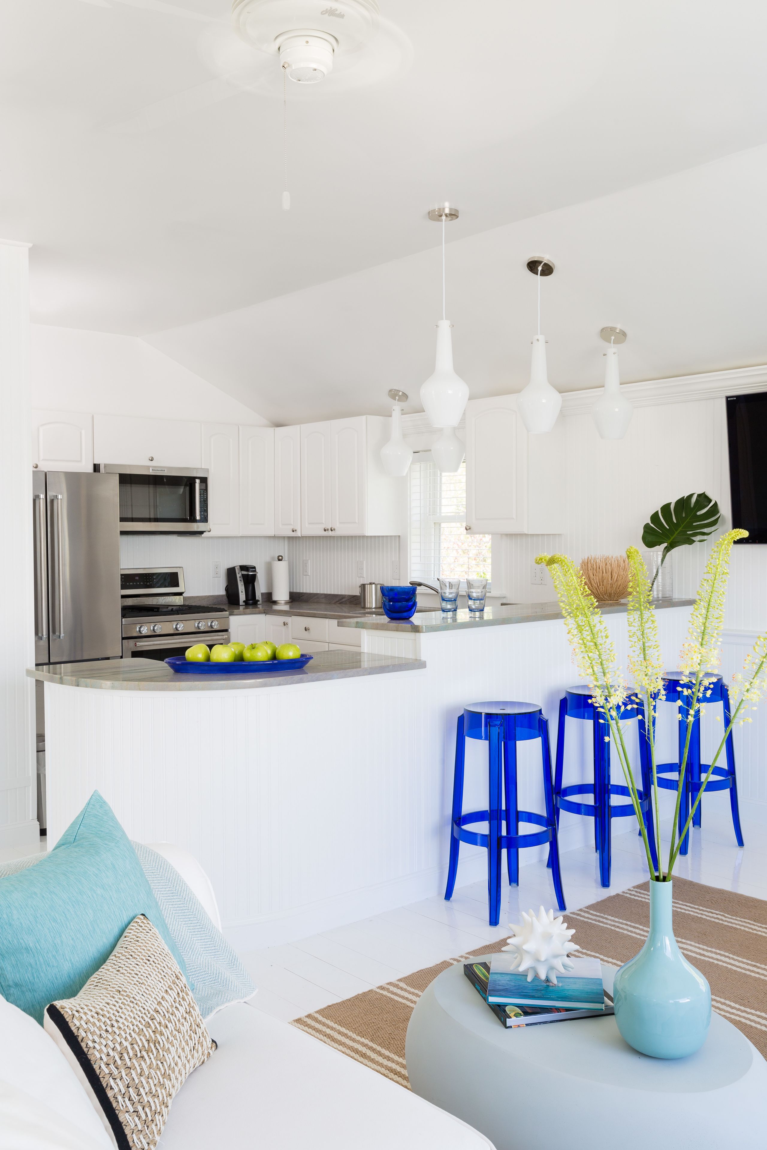 one bedroom king cottage | iron/ironing board, travel cot, free wifi, bed sheets