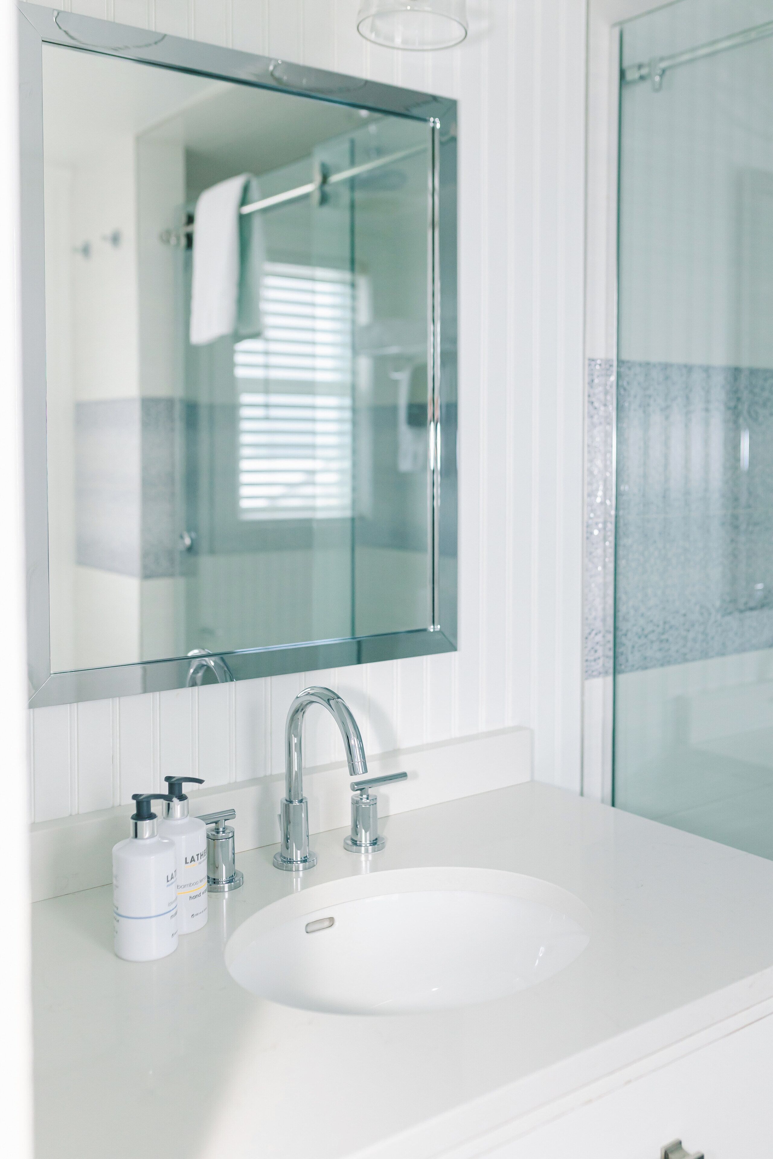 shower, free toiletries, bathrobes, towels