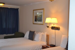 Habitación, 2 camas Queen size | Escritorio, tabla de planchar con plancha y cunas gratuitas 