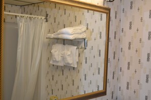 Habitación, 2 camas Queen size | Baño | Amenidades de baño gratuitas, secadora de cabello, toallas 