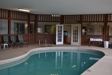 Una piscina techada. Henniker Motel