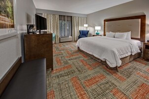 高档床上用品、客房内保险箱、办公桌、笔记本电脑工作区