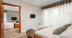 Superior suite, 1 kingsize bed, niet-roken, balkon (with Sofabed) | Een minibar, een kluis op de kamer, een bureau, een laptopwerkplek