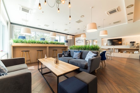 Se sirven desayunos y cenas, cocina internacional. Best Western Hotel Jurata