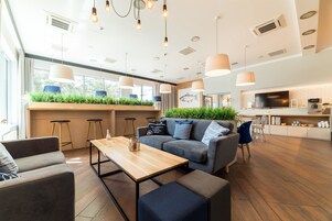 Se sirven desayunos y cenas, cocina internacional