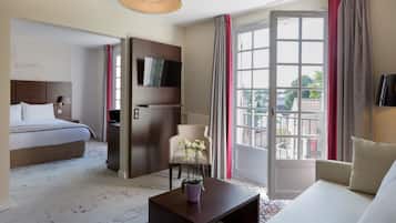 Suite, 1 King Bed, Non Smoking (Dining Table;with Sofabed) | In-room safe, desk, iron/ironing board, free WiFi