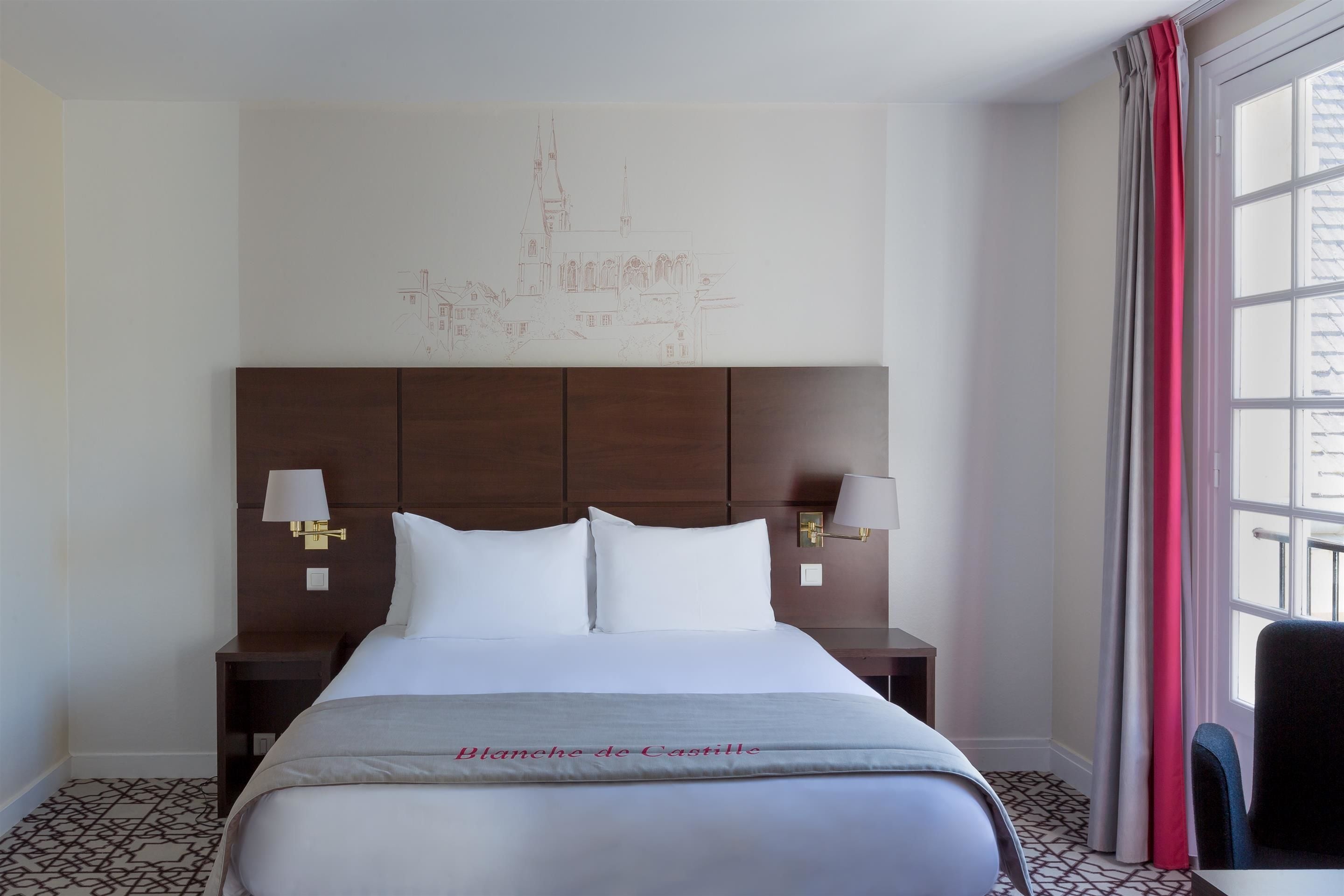 classic room, 1 queen bed, non smoking | in-room safe, desk, iron/ironing board, free wifi