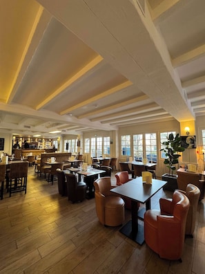 Café da manhã, almoço e jantar; culinária francesa