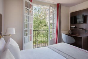 Coffres-forts dans les chambres, bureau, fer et planche à repasser