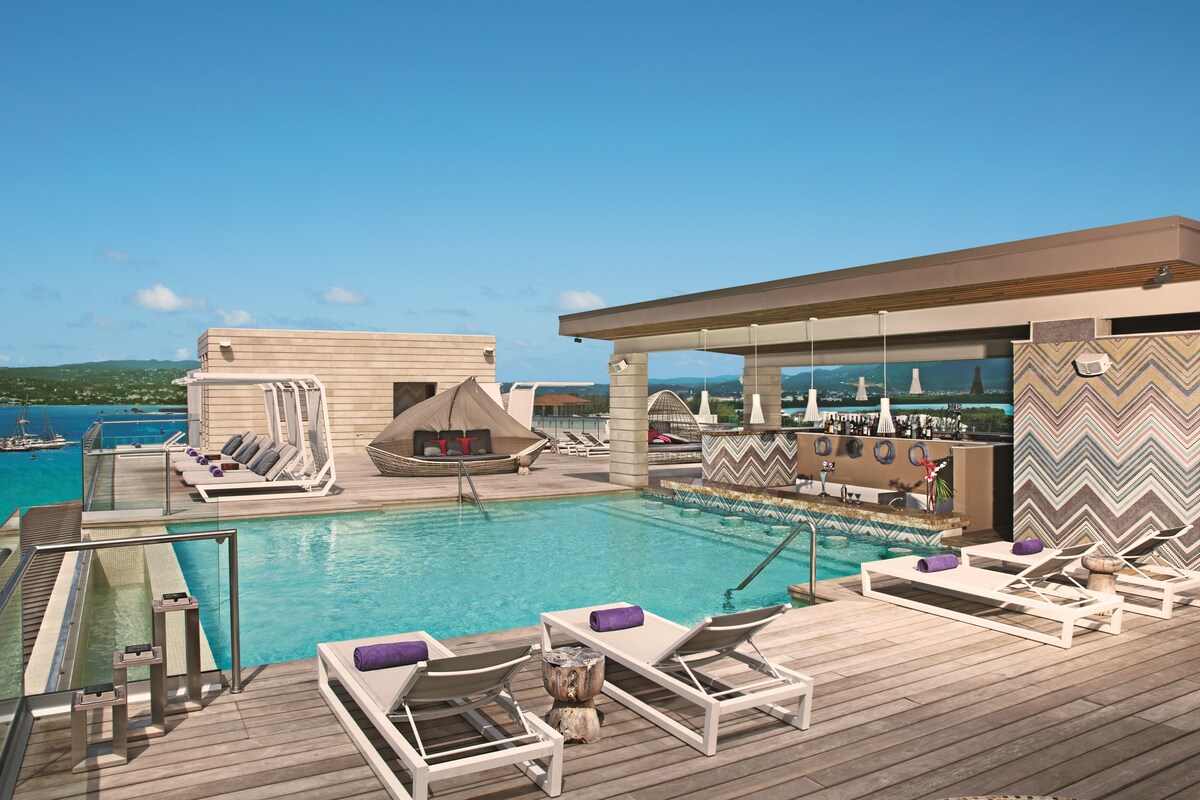 2 outdoor pools, pool umbrellas, sun loungers