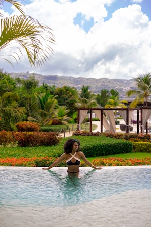 Premium bedding, free minibar, in-room safe, individually decorated - Breathless Montego Bay - Adults Only - All Inclusive (Montego Bay)