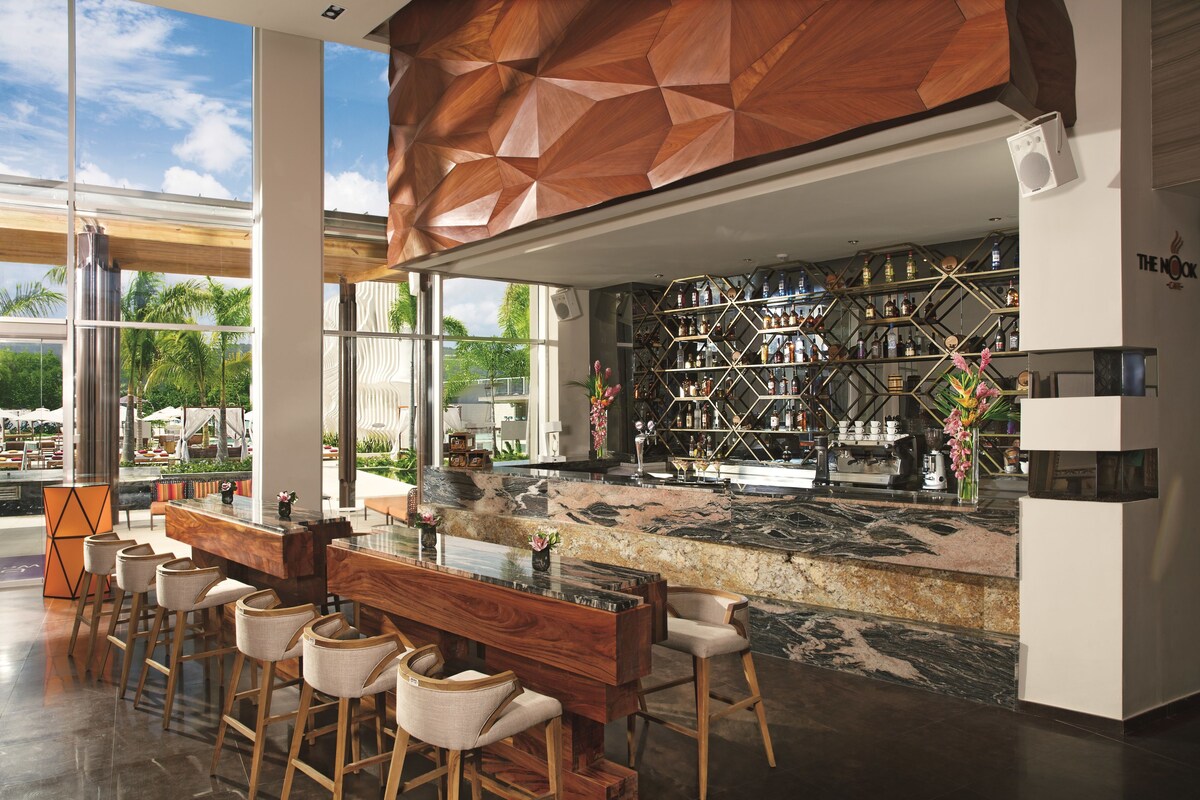 7 restaurants, breakfast, lunch, dinner served; Fusion cuisine