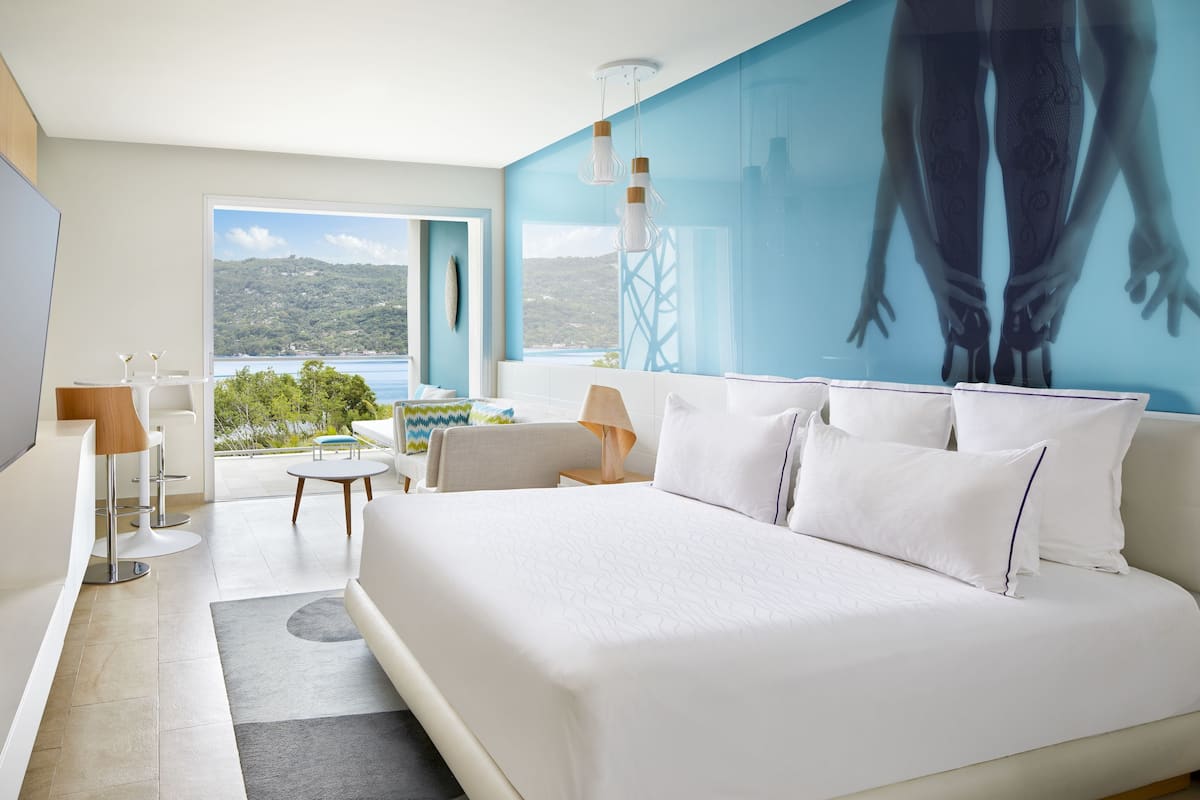 Luxe beddengoed, een gratis minibar, een kluis op de kamer, een bureau