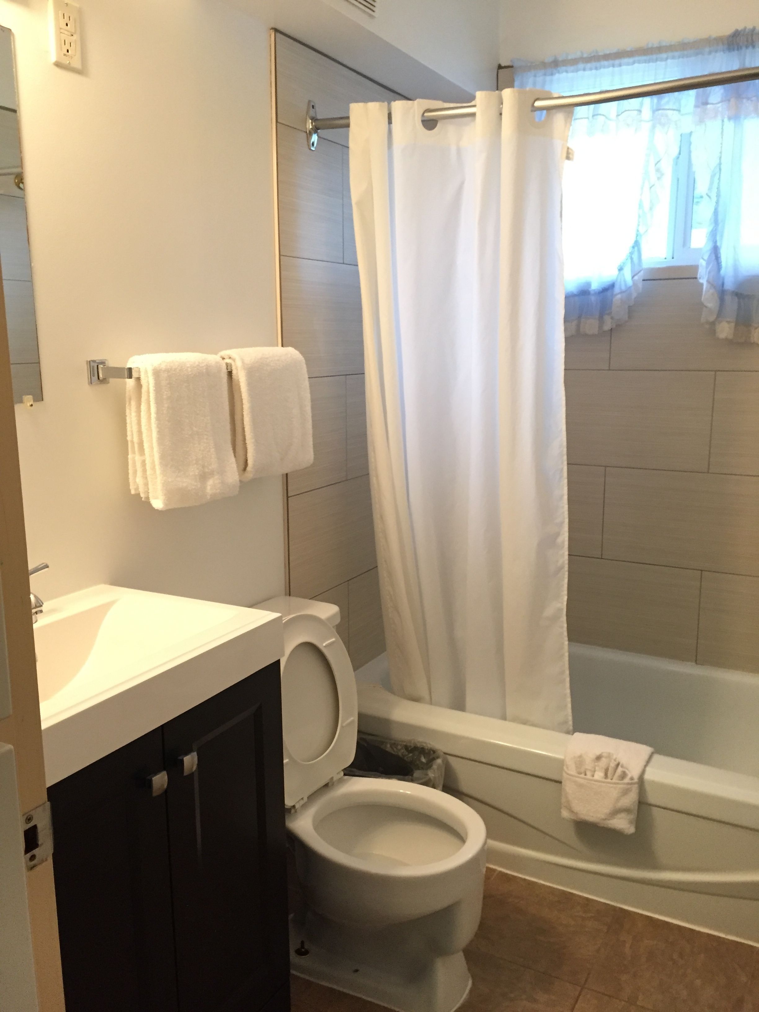 Un baño con inodoro, lavamanos y bañera.