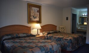 Habitación doble estándar, 2 camas matrimoniales | Baño | Tina con regadera, tina profunda, regadera tipo lluvia 